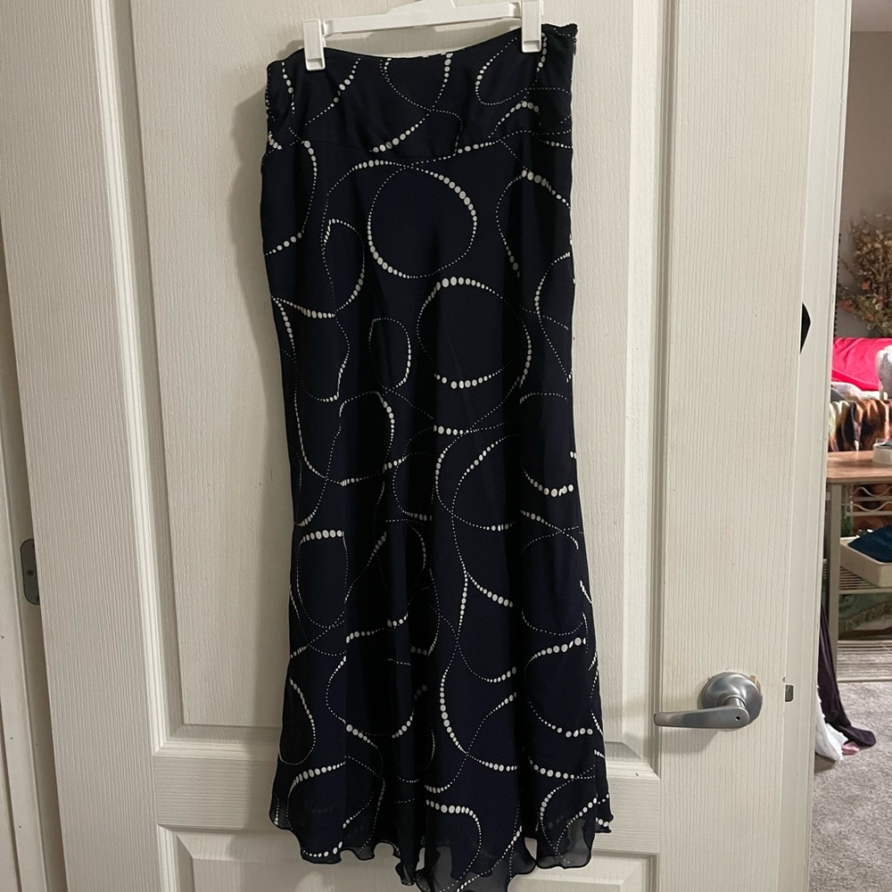 Ladies size 4 navy skirt by east 5th (sku401) - Picture 2 of 7